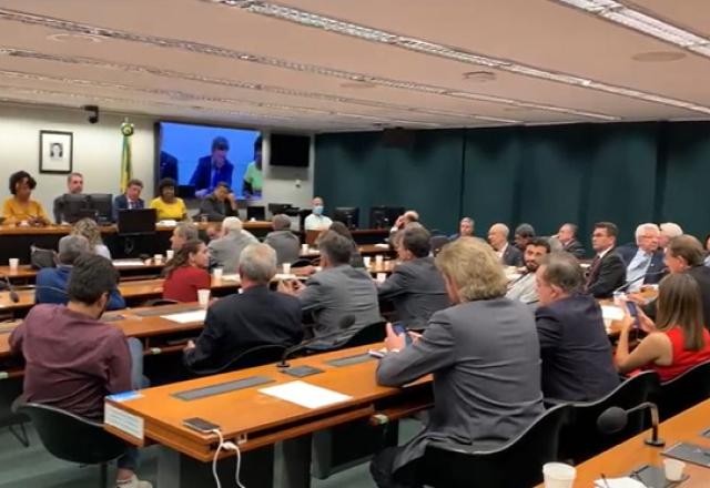 Imagem da noticia Por auxílio de R$ 600, bancada do PT aceita adiar outras promessas de Lula