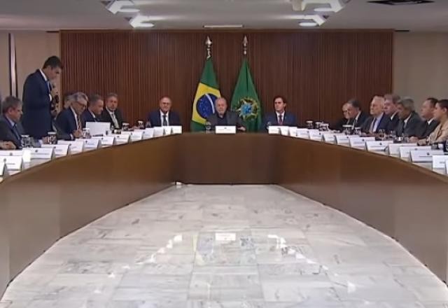 Imagem da noticia Ao vivo: presidente Lula faz reunião com governadores e ministros