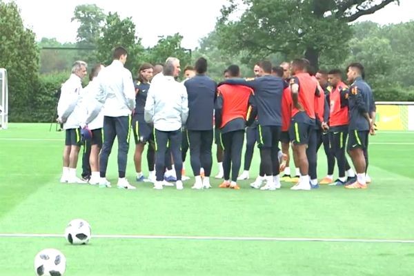 Roberto Firmino chega antes do previsto ao CT do Tottenham