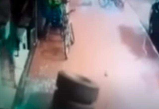 Vídeo: roda de carreta se solta e atinge mulher na calçada