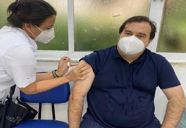 Imagem da noticia Rodrigo Maia se vacina contra covid no RJ