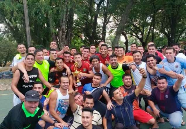 Imagem da noticia Ronaldinho Gaúcho marca cinco vezes em goleada na cadeia e ganha leitão de prêmio