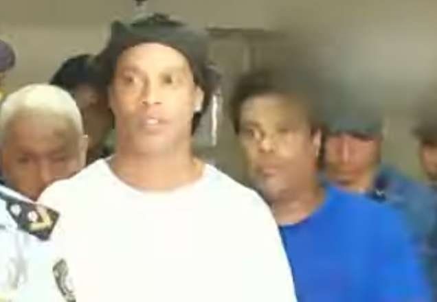 Imagem da noticia Ronaldinho Gaúcho e irmão deixam cadeia após quase seis meses presos