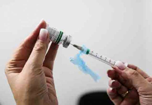 Rússia anuncia vacinação em massa contra Covid-19 para outubro