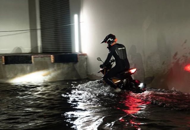 Imagem da noticia Moto elétrica atravessa enchente, bateria fica submersa e resiste sem falhas; assista