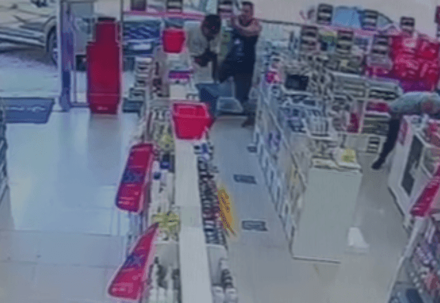 Imagem da noticia Vídeo: policial à paisana reage a assalto em farmácia e mata bandido no Rio