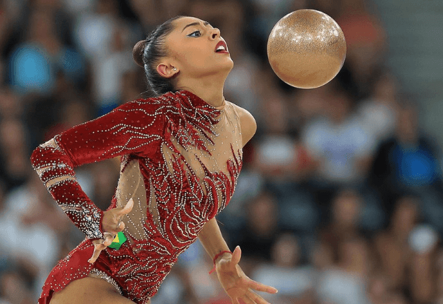 Olimpíada de Paris: Bárbara Domingos garante vaga na final do individual na ginástica rítmica