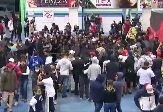 Imagem da noticia Aglomeração e princípio de confusão marcam velório de MC Kevin