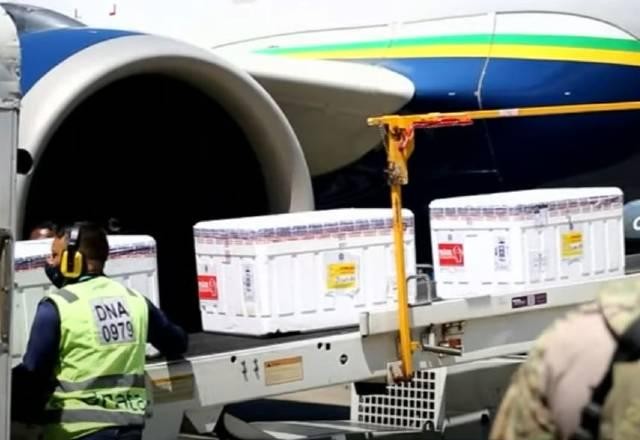 Imagem da noticia Casos de covid em brasileiros que tomaram vacina preocupam fila de espera