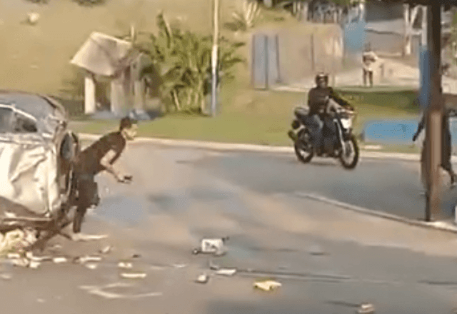 Ladrão capota com carro, rouba moto na frente da polícia e foge no Rio de Janeiro