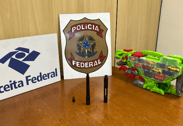 Imagem da noticia Homem é preso após retirar em agência dos Correios peças de fuzil escondidas em brinquedo  