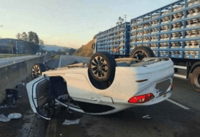 Imagem da noticia Carro capota e deixa pai e filha mortos em Minas Gerais