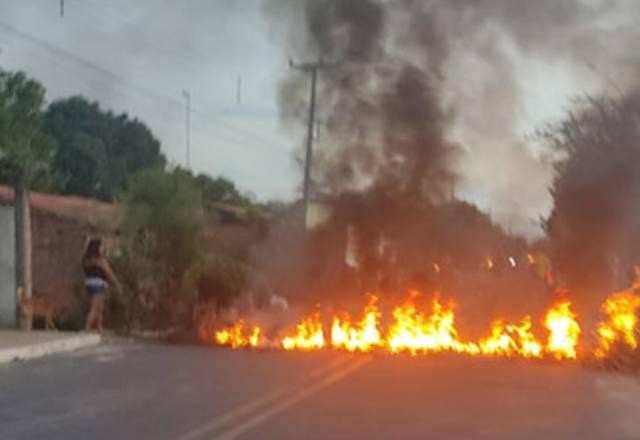 Protestos e falta de energia marcam início de 2021 em Teresina