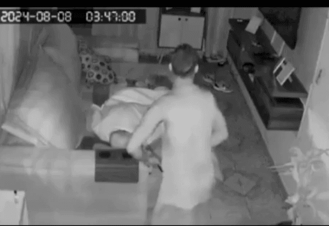 Imagem da noticia Vídeo: bandido invade casa e furta objetos enquanto morador dorme no sofá
