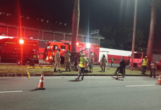 Imagem da noticia Dois homens morrem após carro bater em árvore próxima à sede do Flamengo, no Rio