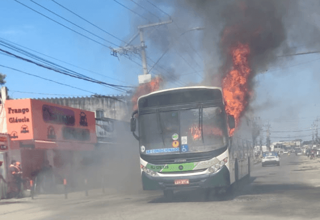 Imagem da noticia Criminosos sequestram ônibus e trocam tiros com PM's durante operação no Complexo do Chapadão (RJ)