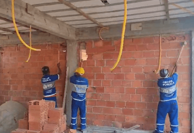 Imagem da noticia Polícia destrói construções luxuosas de criminosos no Complexo da Maré (RJ)