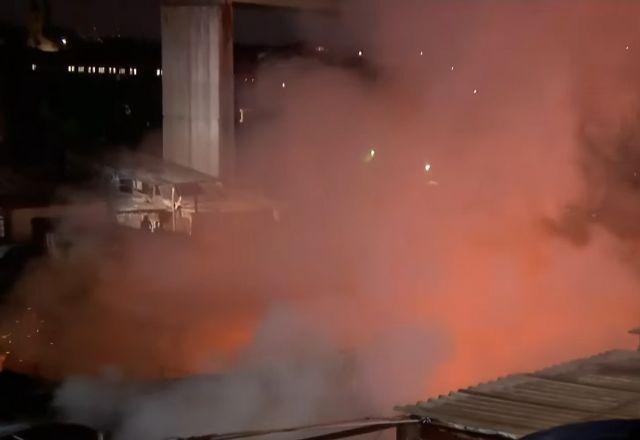 Imagem da noticia Incêndio de grandes proporções atinge comunidade na Zona Leste de SP