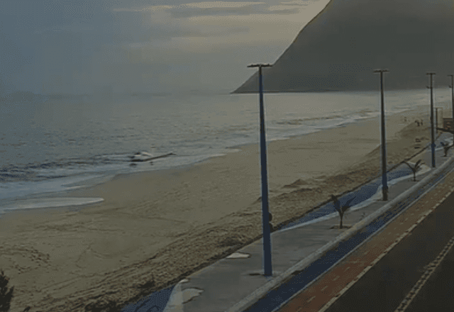 Imagem da noticia Veja o momento em que avião faz pouso forçado em praia de Maricá (RJ)
