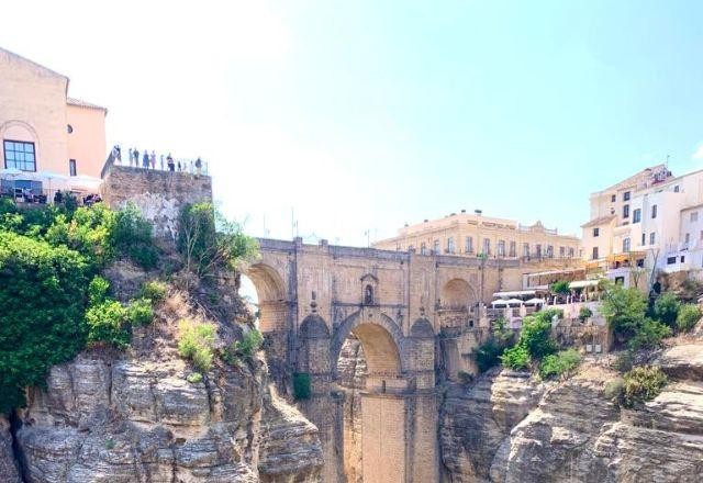 Imagem da noticia Explore Setenil de las Bodegas: a cidade sob as rochas