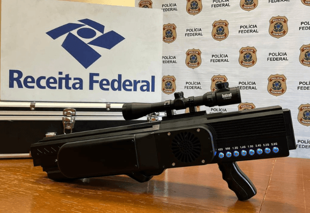 Homem é preso ao tentar retirar fuzil anti-drones em agência dos Correios 