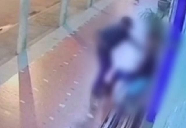Imagem da noticia Câmera flagra homem agredindo idoso até a morte no Rio de Janeiro