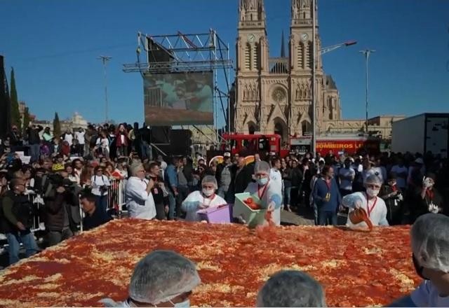 Quase uma tonelada de bife à parmegiana é distribuída na Argentina