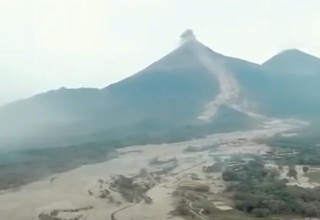 Após risco de erupção, moradores vão para abrigos na Guatemala