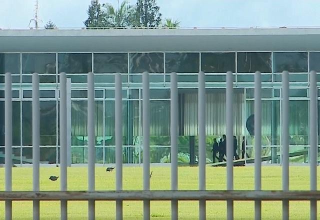 Imagem da noticia Bolsonaro se reúne com comandantes das Forças Armadas em Brasília
