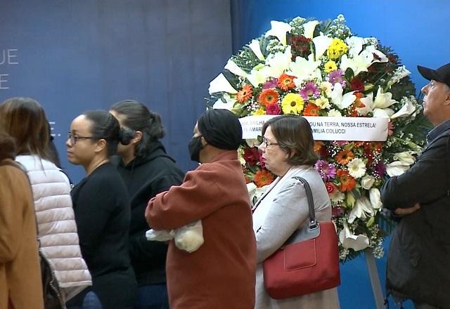 Velório da atriz Claudia Jimenez é marcado por emoção e homenagens