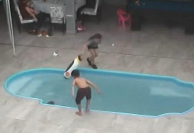 Imagem da noticia Vídeo: criança de 2 anos cai em piscina e é salva pelo irmão