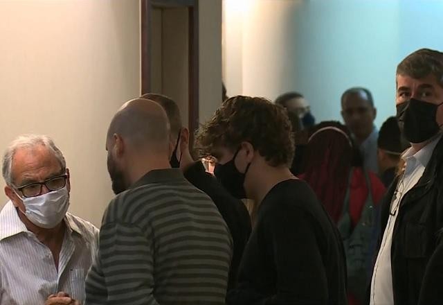 Imagem da noticia Parentes e amigos lotam velório de médico morto por bandidos no Rio