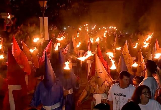 Milhares de pessoas acompanham Procissão do Fogaréu