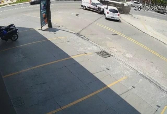Imagem da noticia Mãe e filha são arremessadas de van em acidente envolvendo três veículos