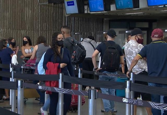 Explosão de casos de gripe e covid causa transtornos nos aeroportos