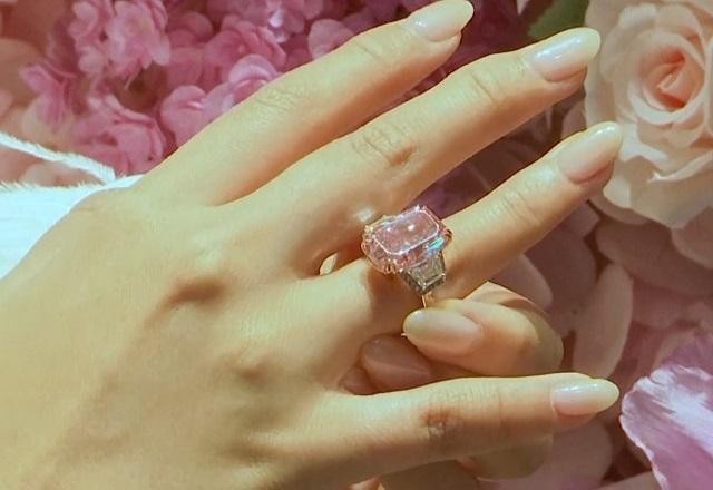 Raro diamante rosa é vendido por quase R$ 260 milhões em Hong Kong