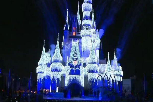 SBT Brasil viaja para a Flórida e mostra o Natal dos personagens da Disney