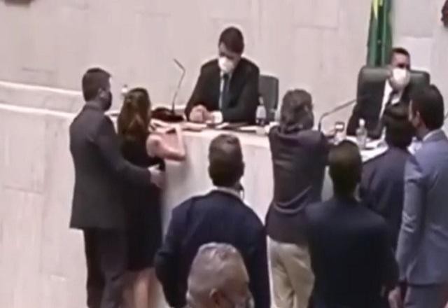 Imagem da noticia Isa Penna disse que deputado cheirava a álcool quando a assediou