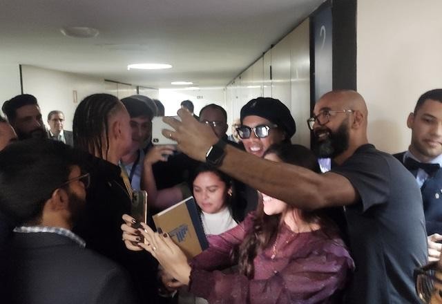 Imagem da noticia Admiradores tiram selfies com Ronaldinho Gaúcho em corredor da Câmara