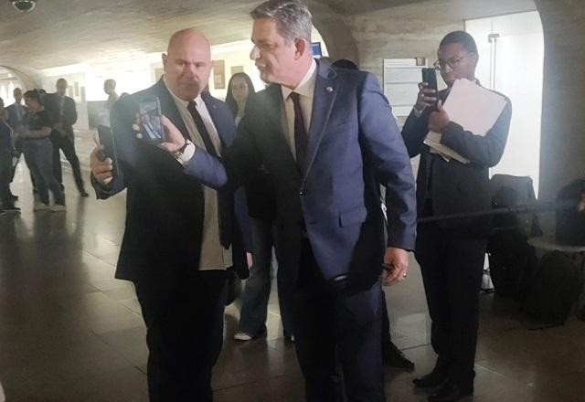 Imagem da noticia Discussão entre parlamentares sai da CPMI do 8/1 e vai para corredor do Congresso