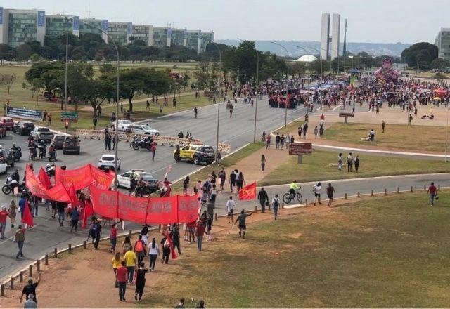 Manifestantes protestam contra Bolsonaro em Brasília (DF)
