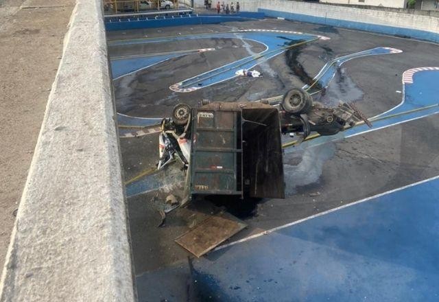 Imagem da noticia Motorista de caminhão despenca de viaduto e morre em SP