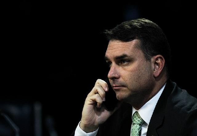 Imagem da noticia STJ cancela quebra de sigilo bancário de Flávio Bolsonaro