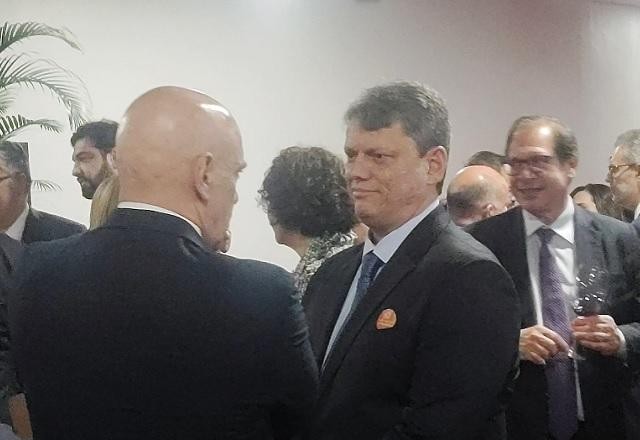 Imagem da noticia Moraes e Tarcísio conversam por mais de meia hora em coquetel no TSE