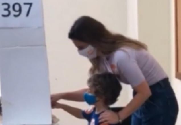 Imagem da noticia RJ: Clarissa Garotinho vota com a família na zona sul