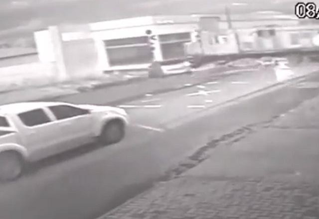 Vídeo: carro colide em trem e é arrastado por 100 metros no RS