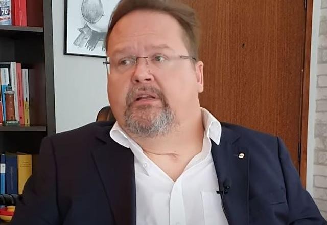 Imagem da noticia Da cadeira de rodas à cadeira de chefe no MP: a história de Claudio Drewes