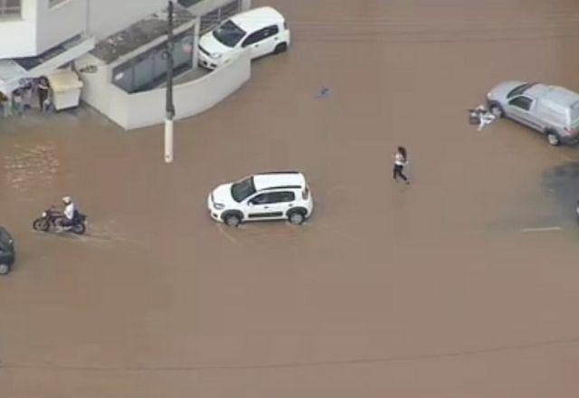 Forte chuva causa estragos e transtornos em SP; CGE registra vento de 43 km