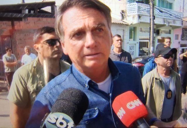 Em sua cidade natal, Bolsonaro visita a mãe e nega crise entre os poderes