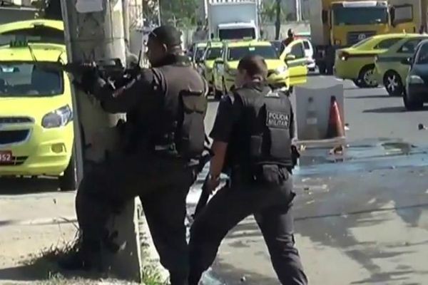 SBT flagra tiroteio entre policiais e traficantes em Manguinhos